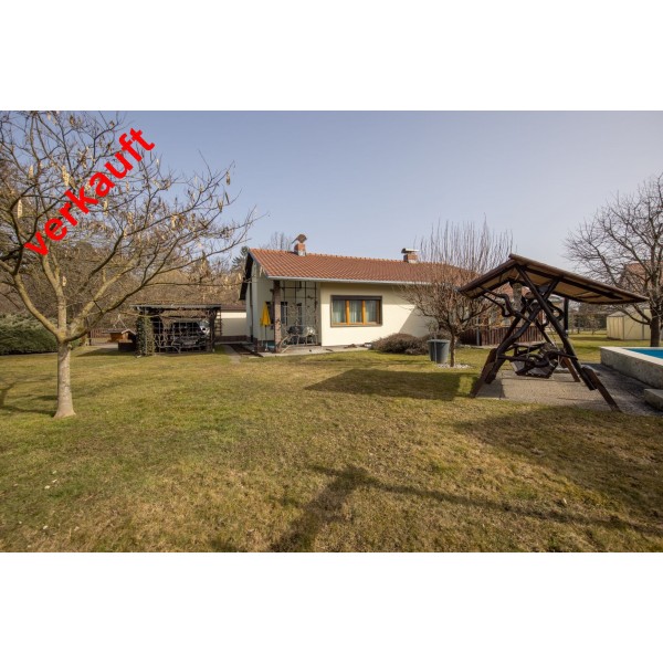 Gepflegter Bungalow mit großem Garten und Pool in ruhiger Lage in Neuseiersberg Gepflegter Bungalow mit großem Garten und Pool in ruhiger Lage in Neuseiersberg