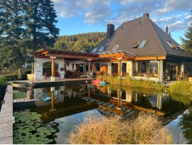 Repräsentatives Landhaus-Anwesen über dem Nebelmeer